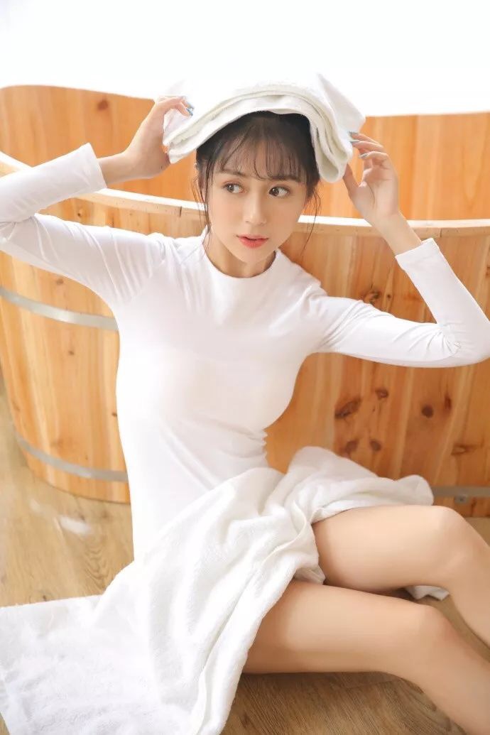 白T恤清纯美少女图片 4