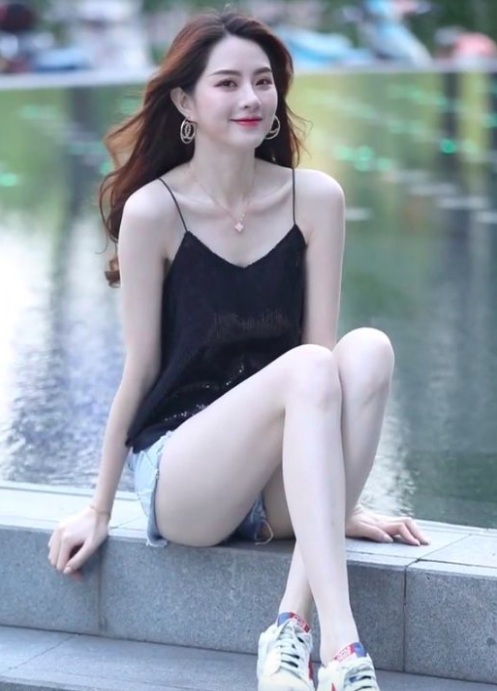 大长腿白嫩长发美女图片 2