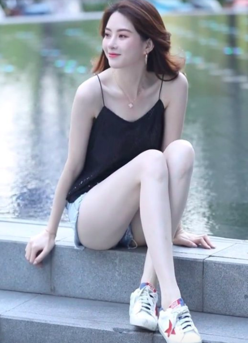 大长腿白嫩长发美女图片 3