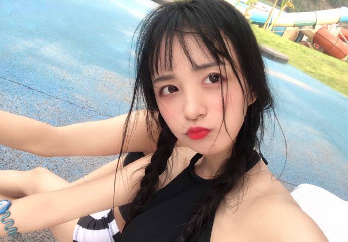 麻花辫极品清纯美女自拍照图片 2
