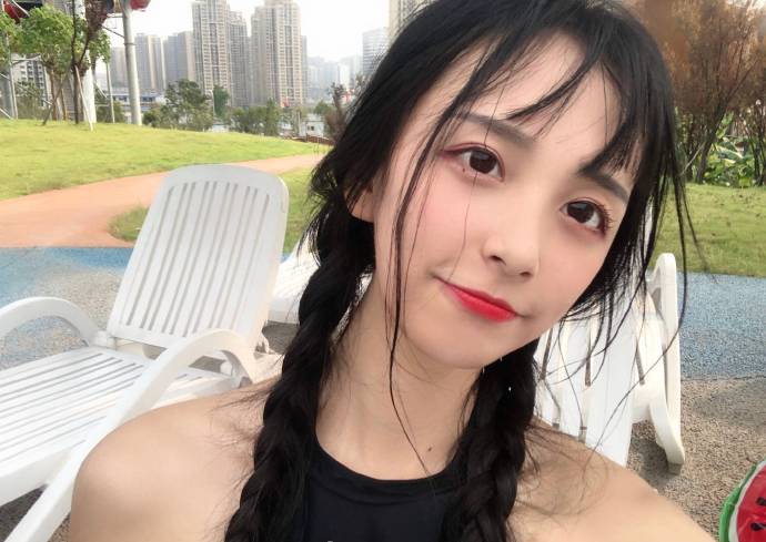 麻花辫极品清纯美女自拍照图片 3