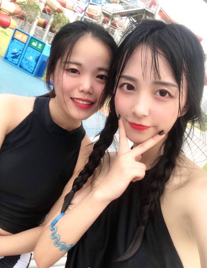 麻花辫极品清纯美女自拍照图片