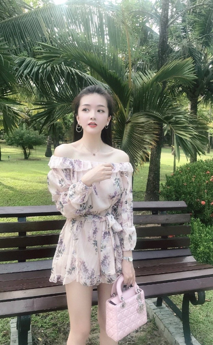 秀气的大长腿美女图片 2