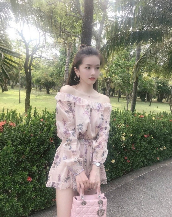 秀气的大长腿美女图片 3