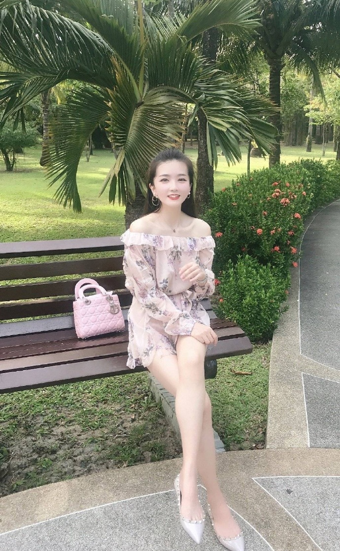 秀气的大长腿美女图片 4