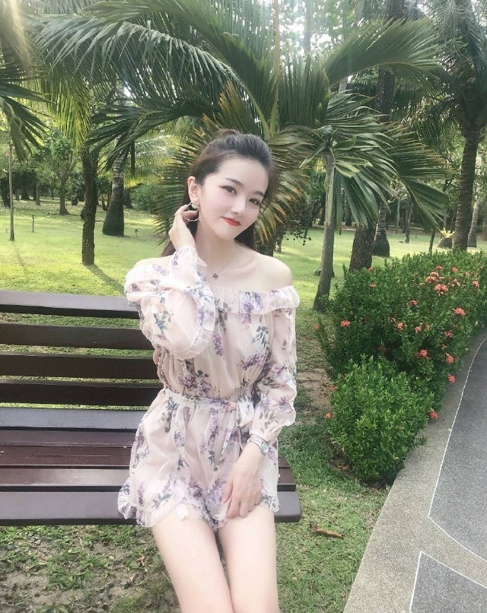 秀气的大长腿美女图片 6