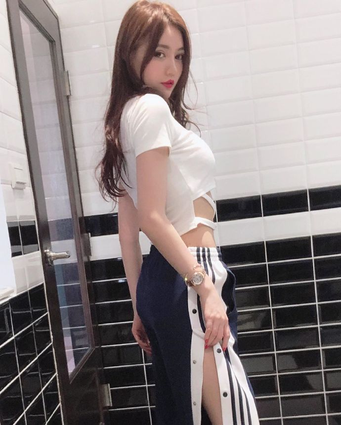 运动美女紧身白T搭配运动长裤露美腿图片 3
