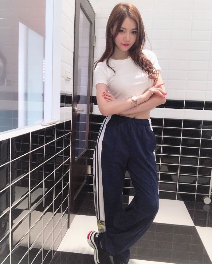 运动美女紧身白T搭配运动长裤露美腿图片 5