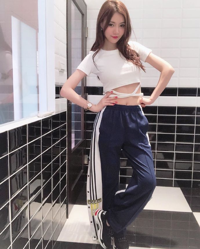 运动美女紧身白T搭配运动长裤露美腿图片 6