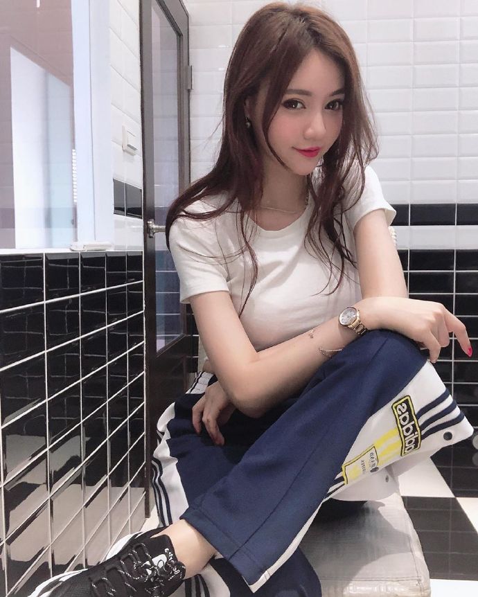 运动美女紧身白T搭配运动长裤露美腿图片 7