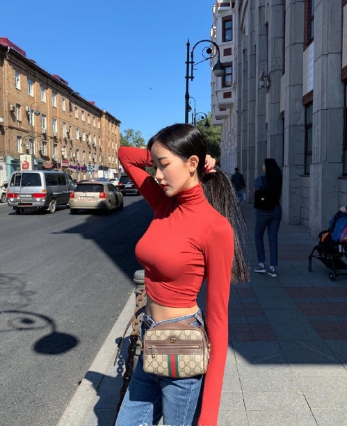 韩国红衣美女露小蛮腰性感图片 6