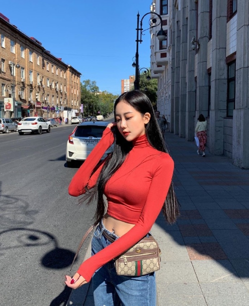 韩国红衣美女露小蛮腰性感图片 7