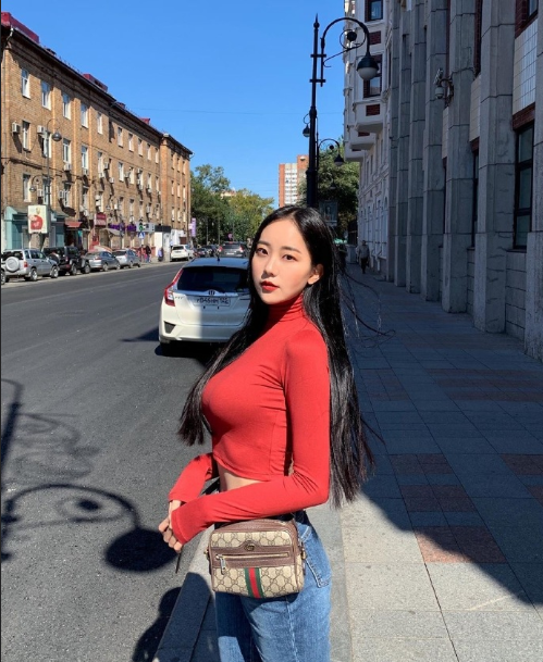 韩国红衣美女露小蛮腰性感图片 8