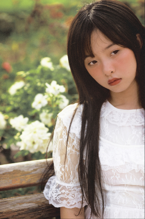 白色连衣裙可爱小美女图片 2