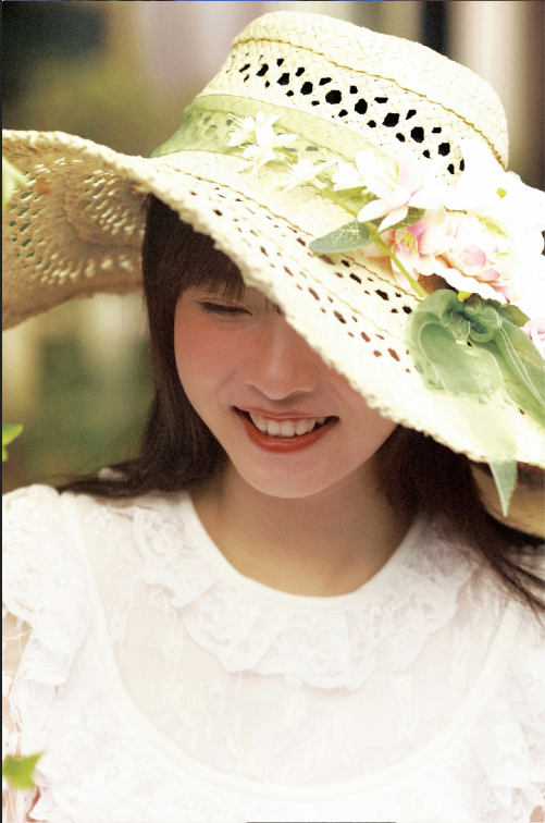 白色连衣裙可爱小美女图片 4
