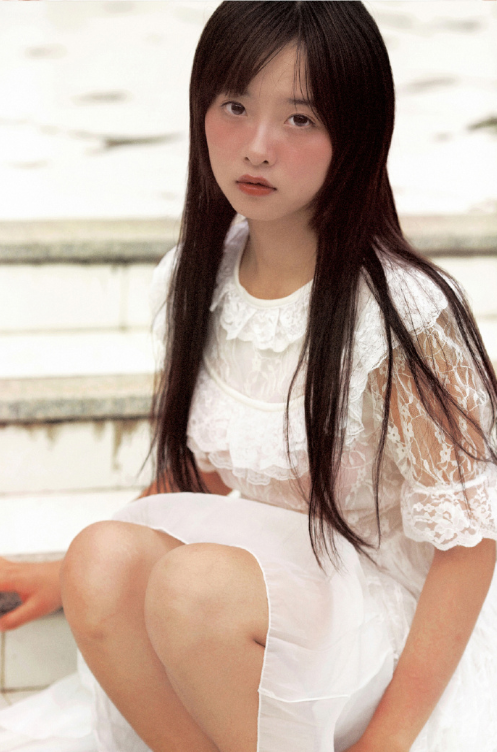 白色连衣裙可爱小美女图片 5