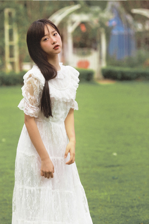 白色连衣裙可爱小美女图片 7