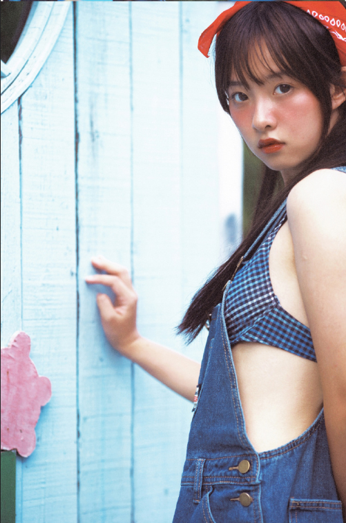 牛仔背带裤可爱美女图片诱惑真空上阵 4