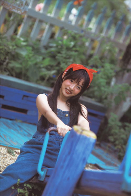 牛仔背带裤可爱美女图片诱惑真空上阵 5