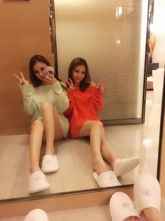 大长腿美女姐妹花光腿酒店自拍照图片