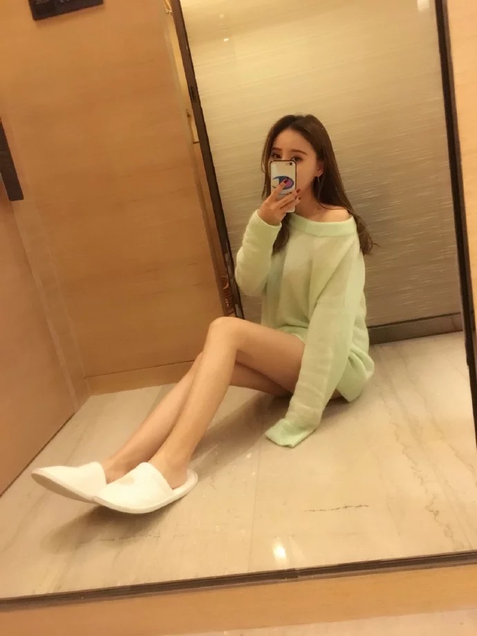 大长腿美女姐妹花光腿酒店自拍照图片 4