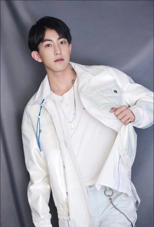 小鲜肉男明星代云帆白色帅气写真图片 3