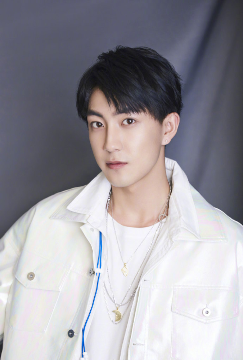 小鲜肉男明星代云帆白色帅气写真图片 5