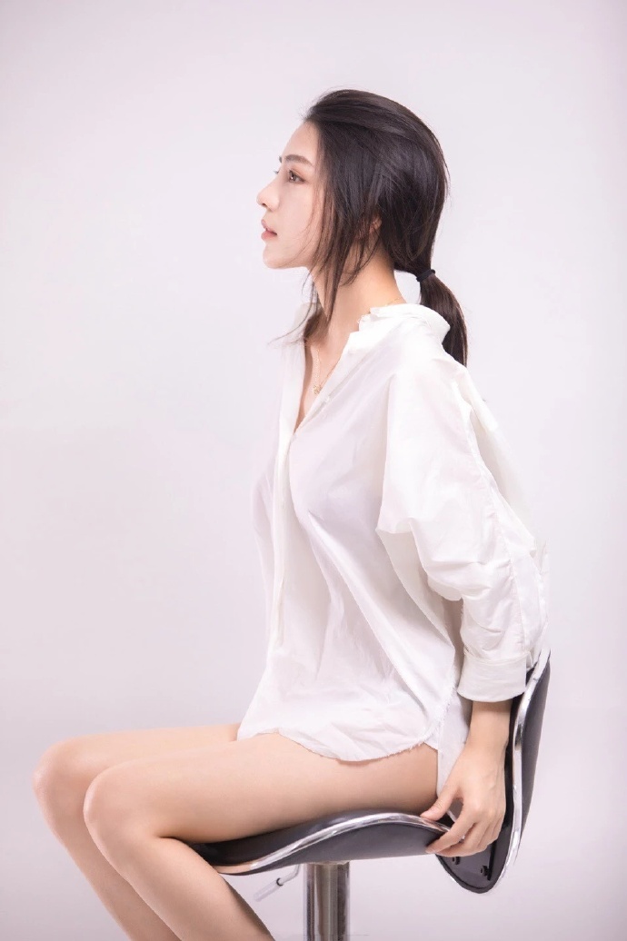 诱人的女孩纯洁如初见的模样 4