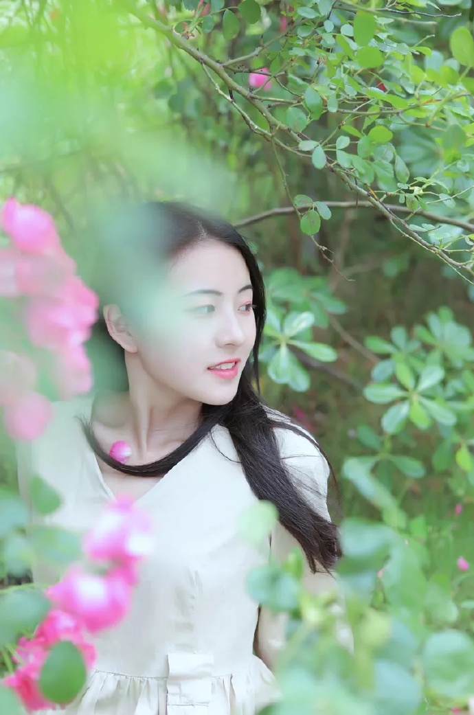 人比花香的清纯mm美女图片 3