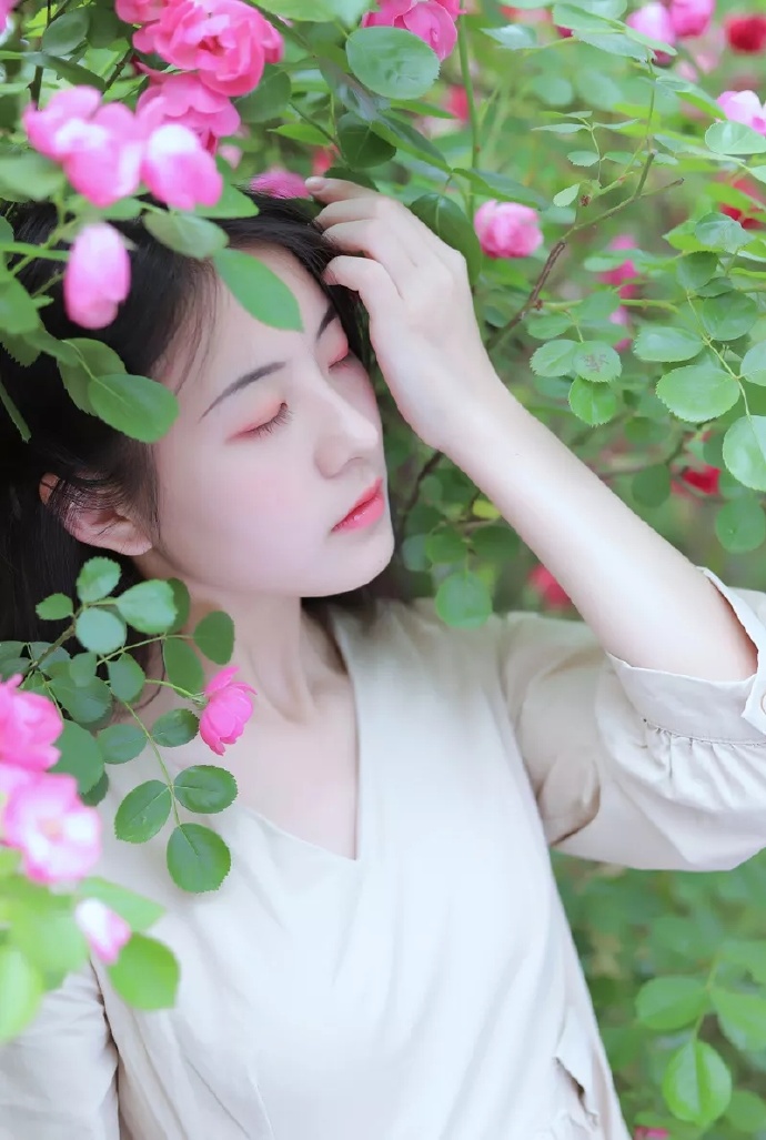 人比花香的清纯mm美女图片 4