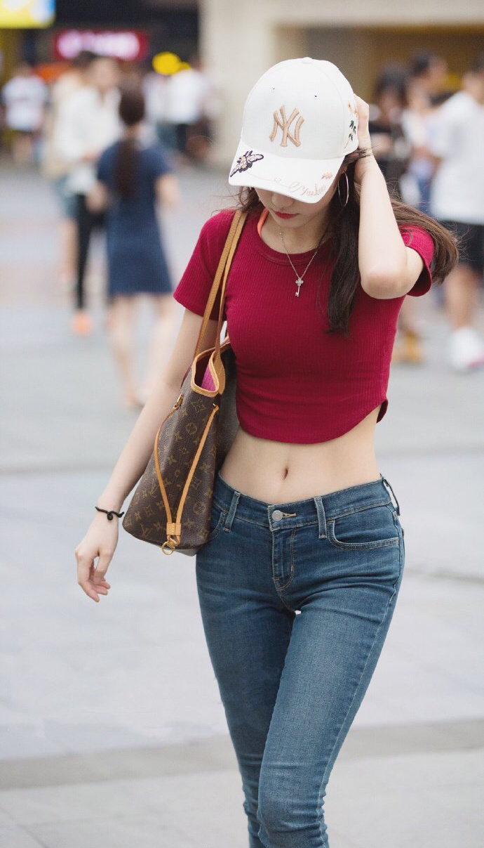 肚脐装露小蛮腰的紧身牛仔裤街拍美女图片 2