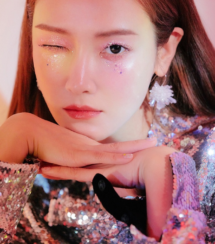 日韩明星美女郑秀妍小雀斑妆好可爱图片 17