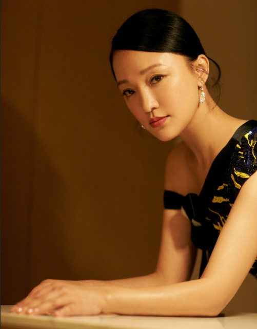 中国明星美女周迅亮相28届金鸡百花电影节红毯