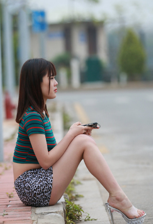 齐b小短裙美女街拍美腿图片 3