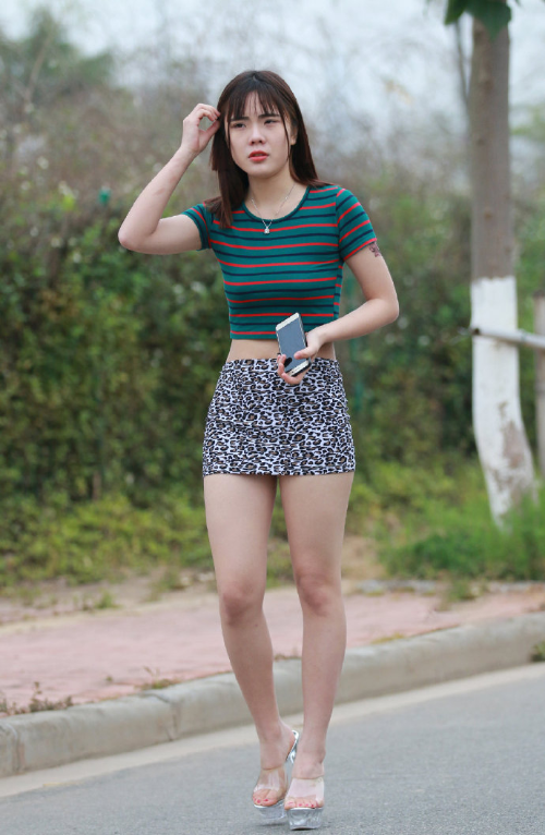 齐b小短裙美女街拍美腿图片 4