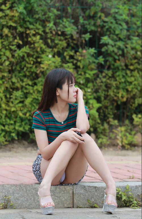齐b小短裙美女街拍美腿图片