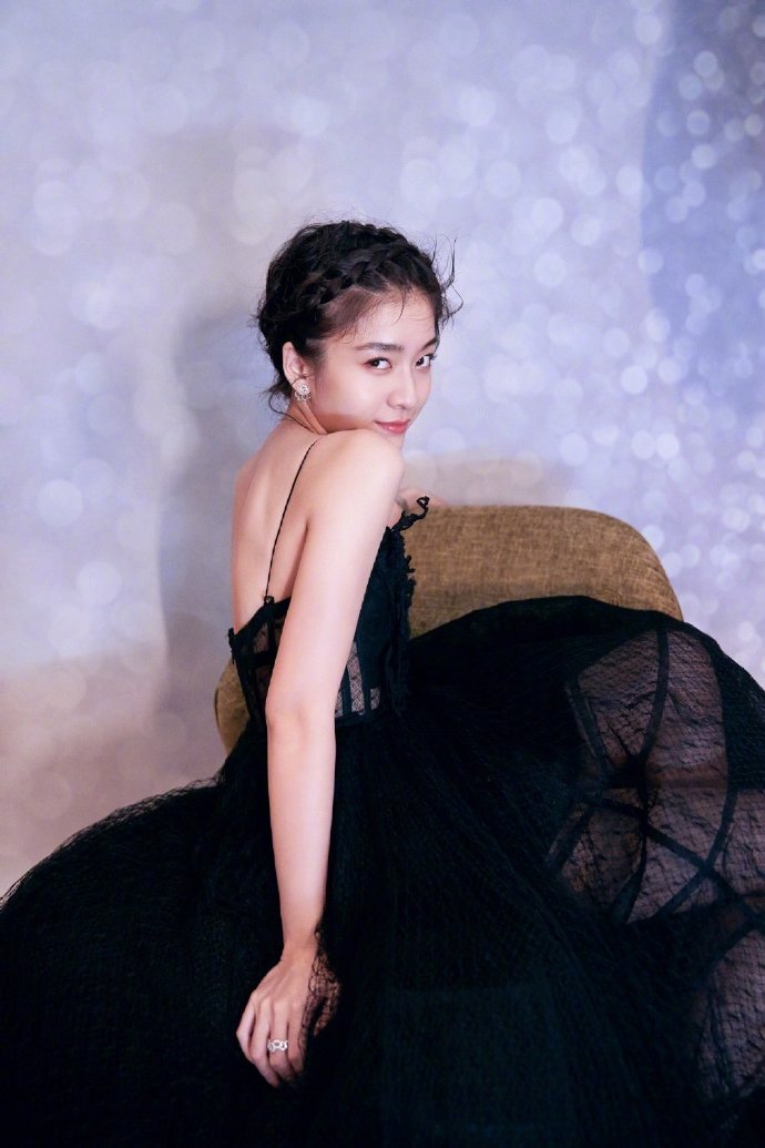 90后美女明星张雪迎藤蔓黑纱裙图片 2