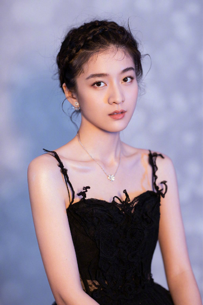 90后美女明星张雪迎藤蔓黑纱裙图片