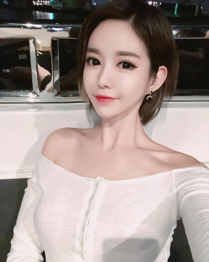 短发气质美女性感图片