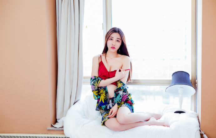 背部纹身美女美腿美胸露迷人的乳沟图片 8