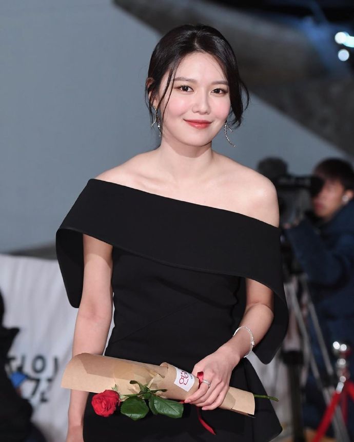 少女时代成员崔秀英青龙电影节红毯图片 2