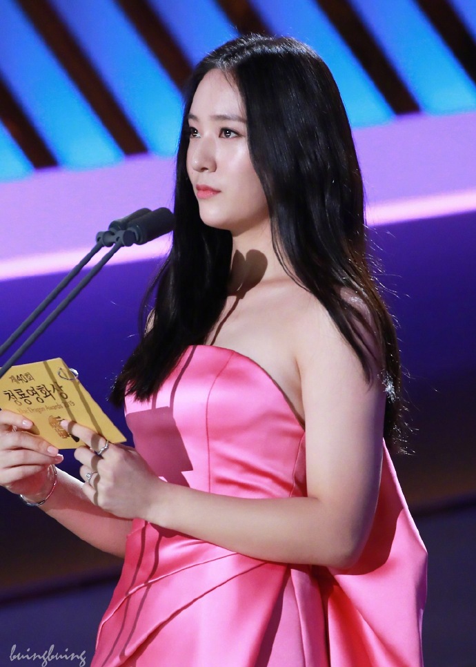 韩国美女明星郑秀晶Krystal青龙电影节红毯图片 3