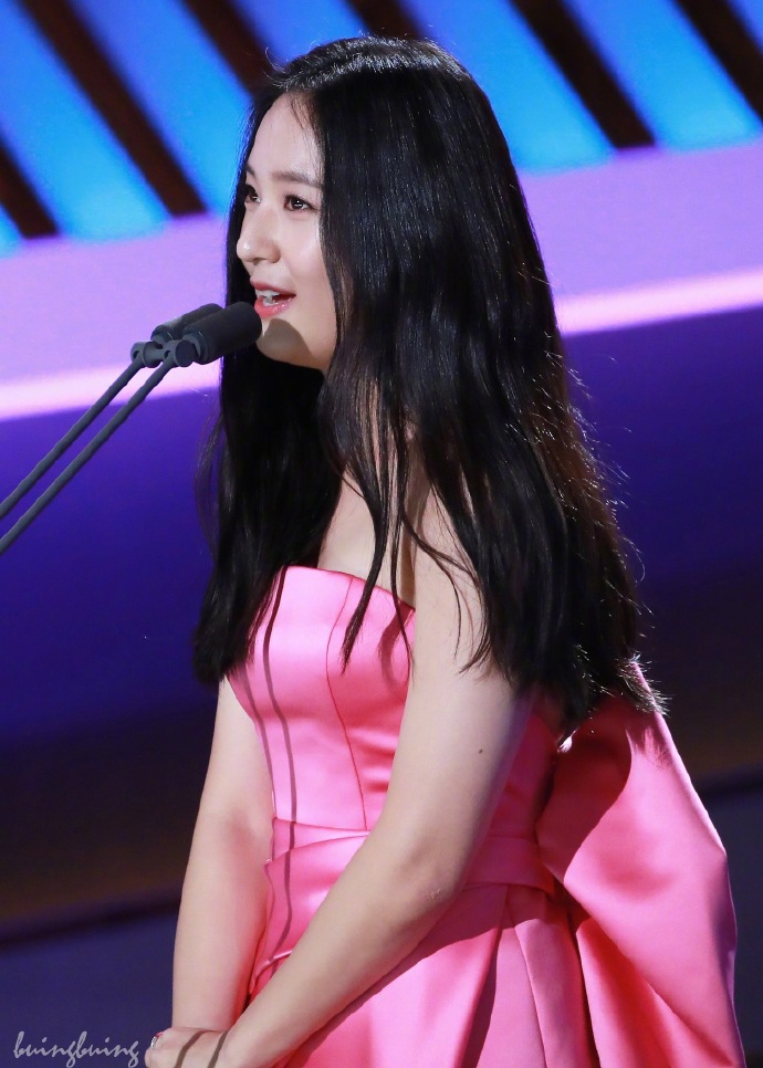 韩国美女明星郑秀晶Krystal青龙电影节红毯图片 7