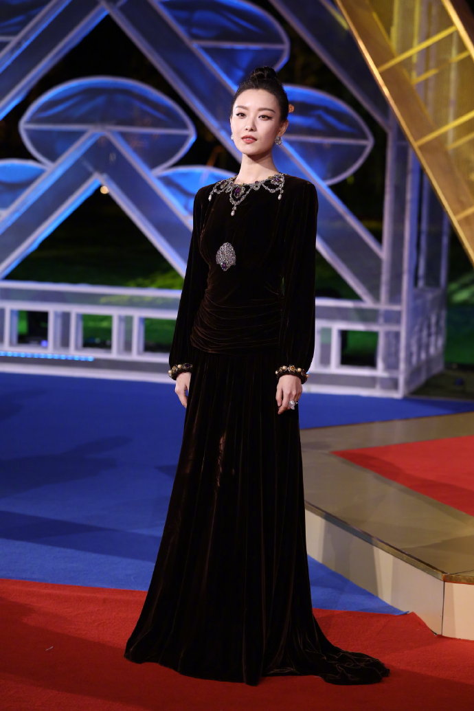 天鹅颈明星美女刘诗诗倪妮金鸡奖红毯图片 3