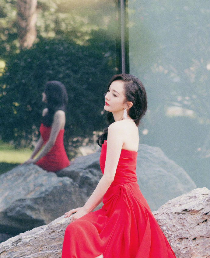 85后流量明星美女杨幂金鸡奖闭幕美图 7