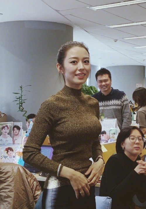 钢琴家朗朗老婆吉娜爱丽丝蚂蚁腰性感身材图片 3
