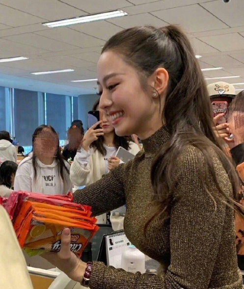 钢琴家朗朗老婆吉娜爱丽丝蚂蚁腰性感身材图片 5