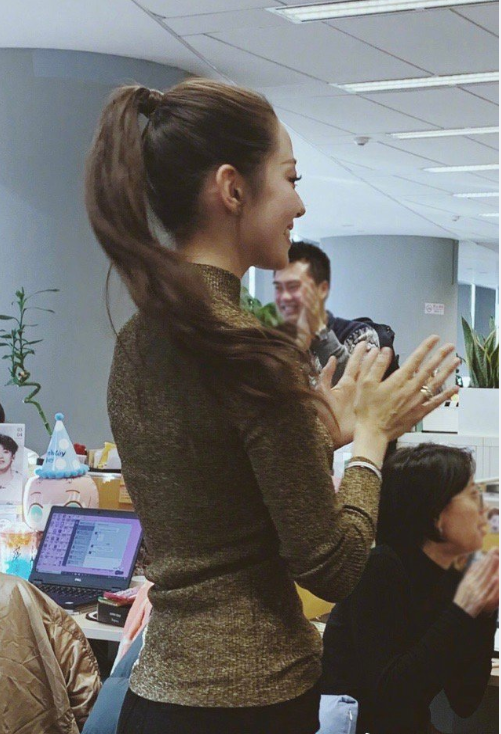 钢琴家朗朗老婆吉娜爱丽丝蚂蚁腰性感身材图片 8