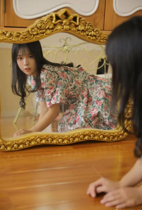 小碎花连衣裙美女校花唯美清纯图片 4