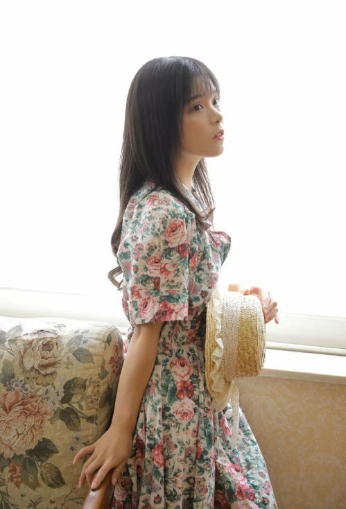 小碎花连衣裙美女校花唯美清纯图片 9